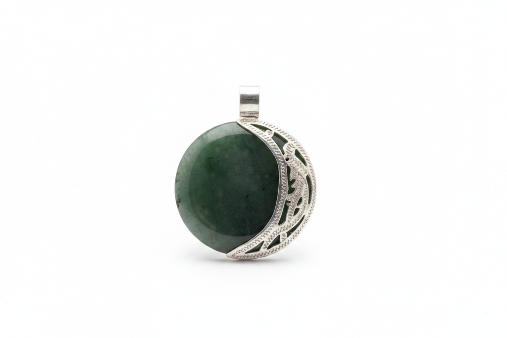Dije Eclipse Jade Verde Fondo Blanco - Ixchel