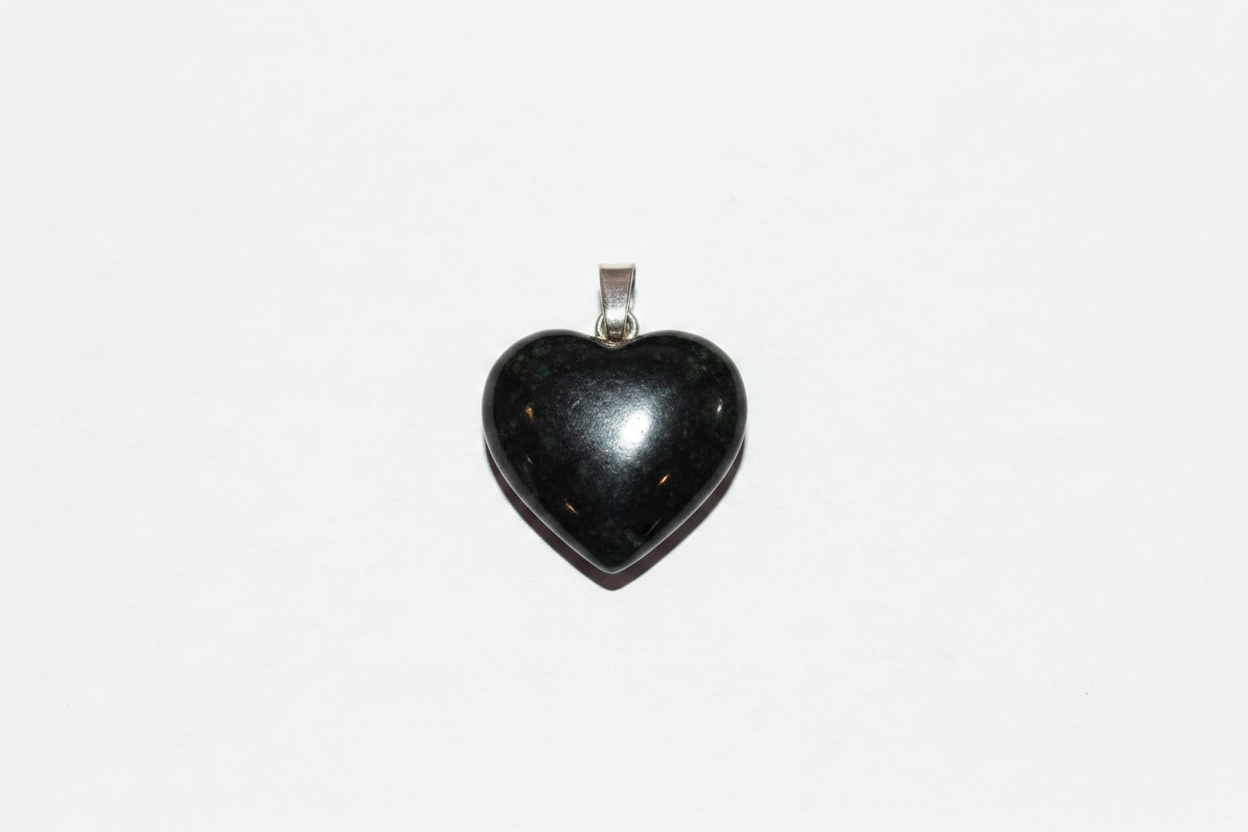 Dije corazón de jade negro con plata 925 guatemalteca - Ixchel